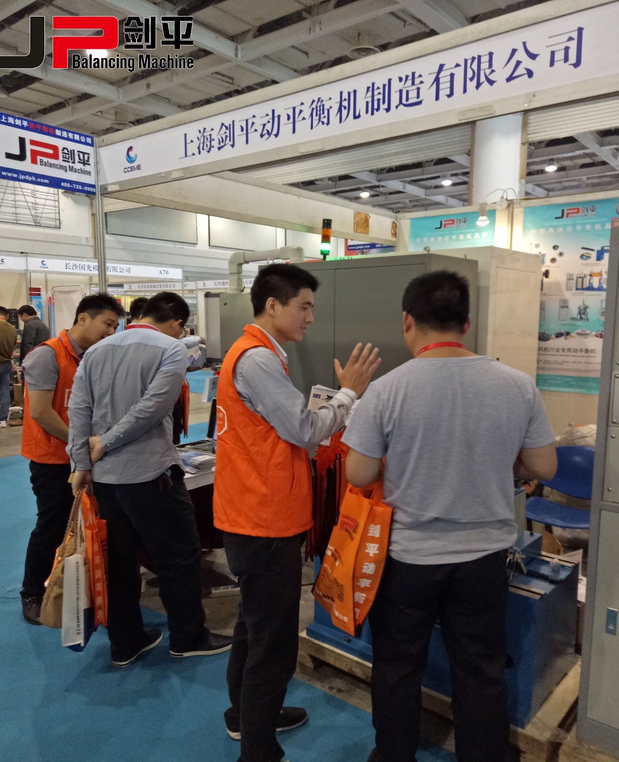 客戶在湖南展會咨詢動平衡機(jī)